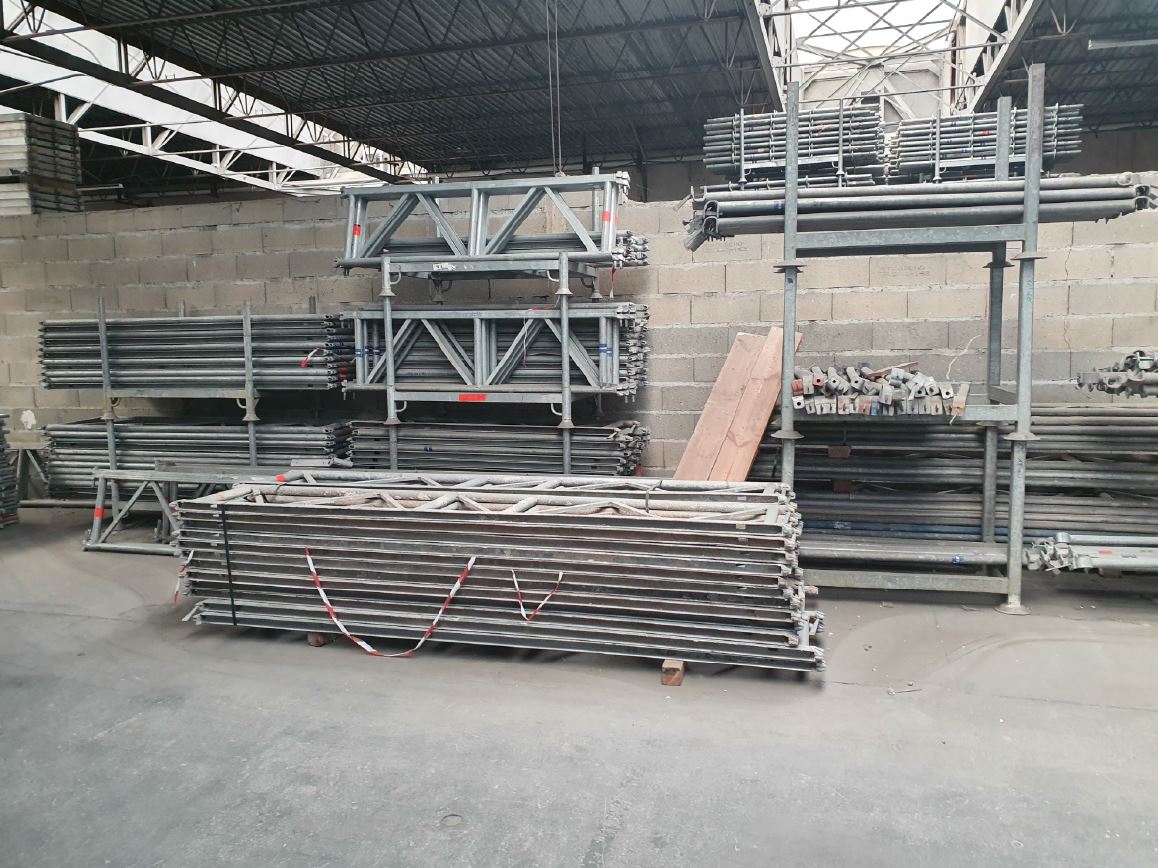 Echafaudage multidirectionnel Layher: 500m² garde-corps définitif