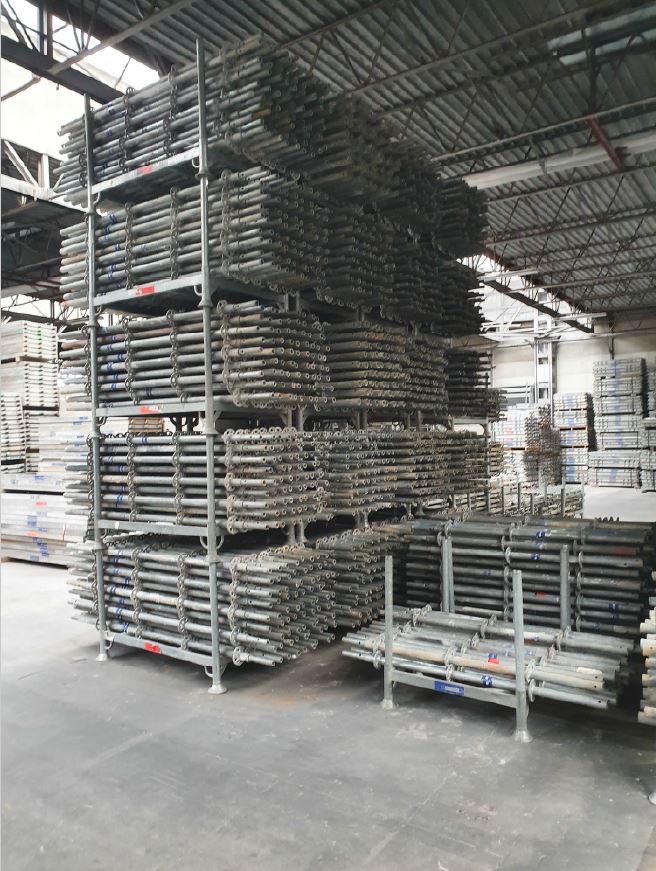 Echafaudage multidirectionnel Layher: 1.000m² garde-corps définitif