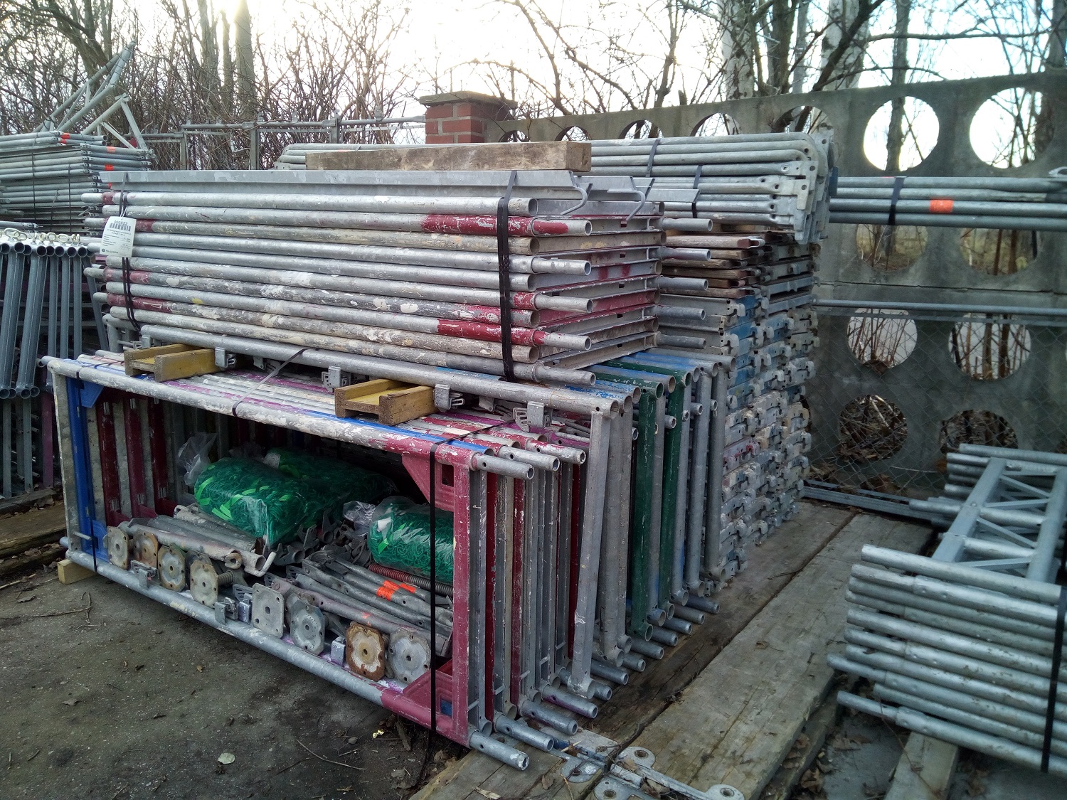 Lot Layher, échafaudage pour travaux de toiture : 250m²